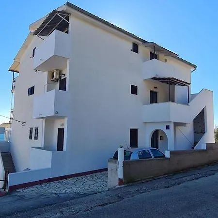Apartment And Meri *