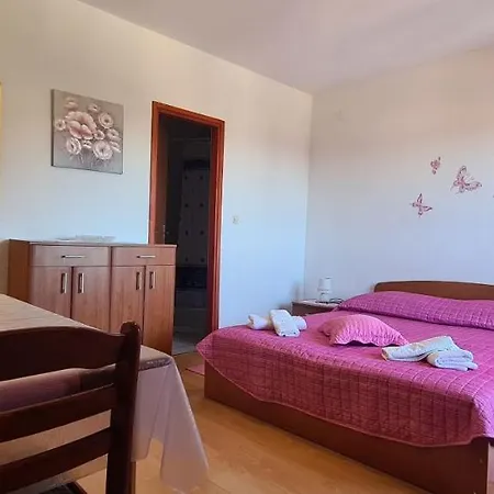 Apartment And Meri Zavala